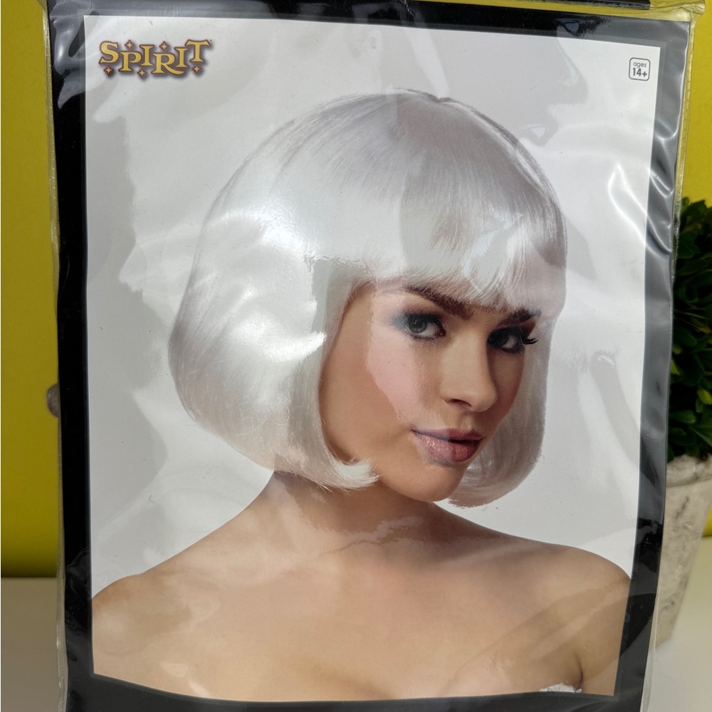 Spirit Women's Sleek Snowy Bob Wig